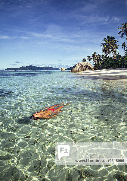 Frau schwimmt im indischen Ozean  Pointe Source d'Argent  La Digue  Seychellen