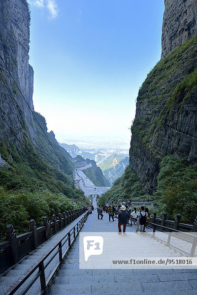 Sicht vom Himmelstor auf die 900 Stufen lange Treppe  Tianmen-Höhle  größte durch Wasser erodierte Höhle der Welt  Tianmen-Nationalpark  Provinz Hunan  China  Asien