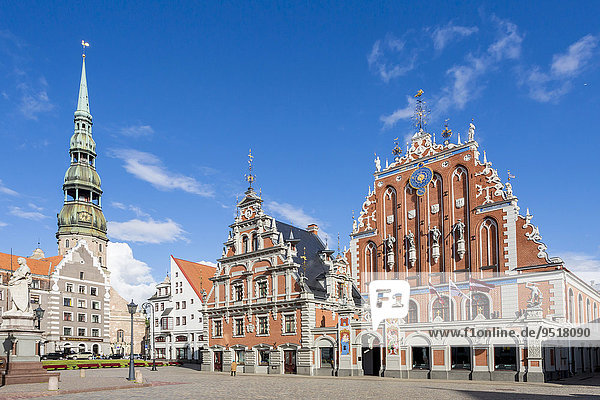 Schwarzhäupterhaus mit Petrikirche am Rathausplatz  Altstadt  UNESCO-Weltkulturerbe  Riga  Lettland  Europa