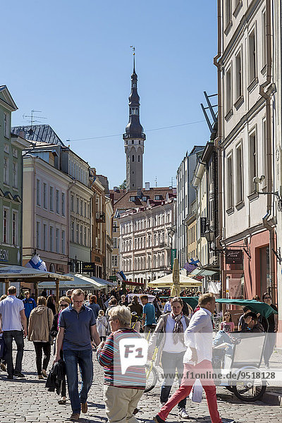 Belebte Viru-Straße mit Rathausturm in der Altstadt  Tallinn  Estland  Europa