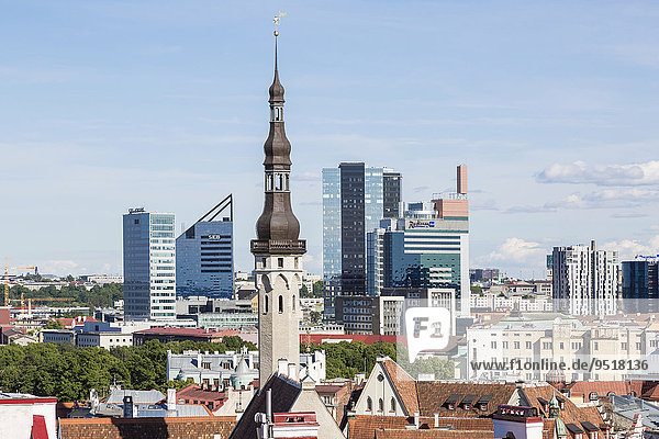 Ausblick vom Domberg auf die Unterstadt  Altstadt  mit dem Rathausturm und dem Finanzviertel  Tallinn  Estland  Europa