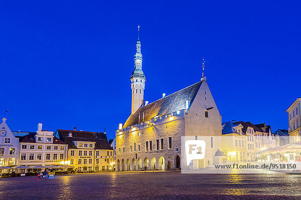 Gotisches Rathaus am Rathausplatz in der Altstadt in der blauen Stunde  Tallinn  Estland  Europa