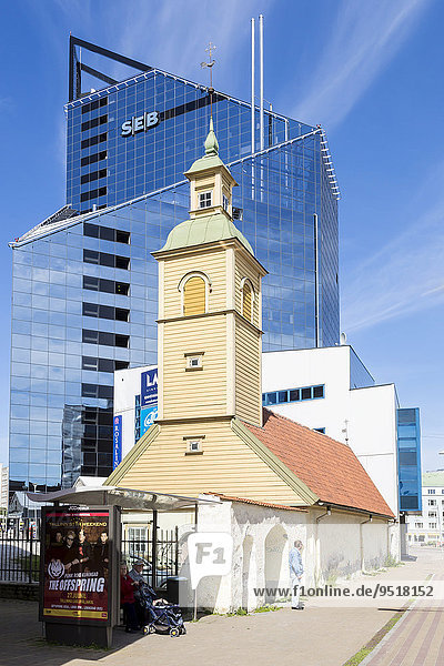 Holzkirche vor dem modernen Bau der SEB Bank im Finanz- und Geschäftsviertel  Tallinn  Estland  Europa