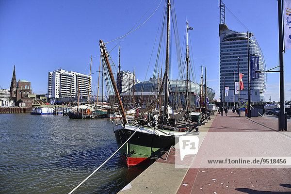 Klimahaus Bremerhaven  Mitte  und Atlantic Hotel Sail City rechts  Havenwelten  Bremerhaven  Bremen  Deutschland  Europa