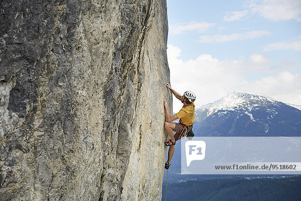 Freikletterer mit Helm klettert im Vorstieg an einer Felswand  Martinswand  Galerie  Innsbruck  Tirol  Österreich  Europa