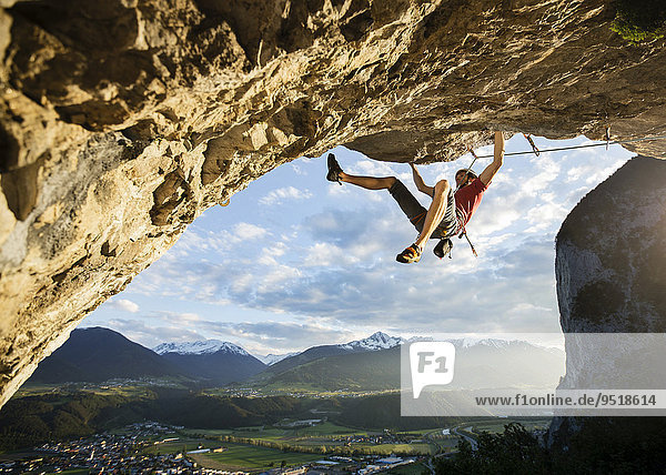 Freikletterer mit Helm klettert im Vorstieß an einer Felswand,  Martinswand,  Galerie,  Innsbruck,  Tirol,  Österreich,  Europa