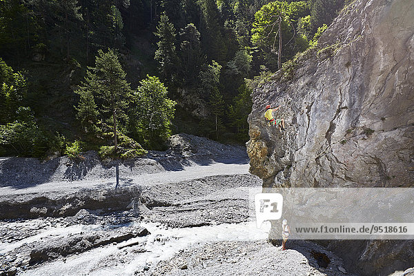 Sportkletterer klettert an einer Felswand  Ehnbachklamm  Zirl  Tirol  Österreich  Europa