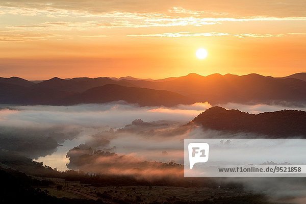 Südliches Afrika Südafrika Fotografie Landschaft über Sonnenaufgang Dunst Tal bunt Fluss