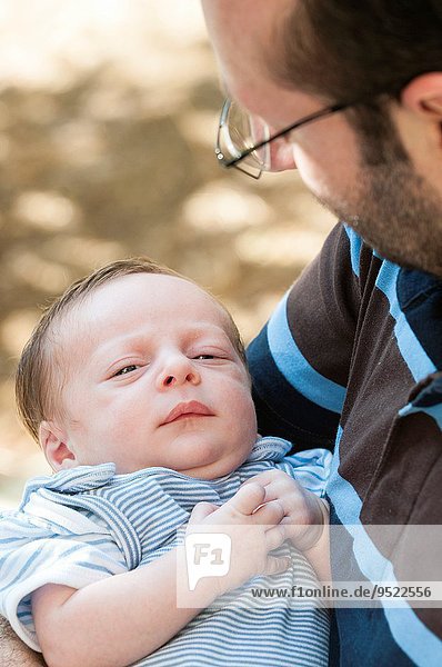 Neugeborenes neugeboren Neugeborene sehen Junge - Person Menschlicher Vater Baby