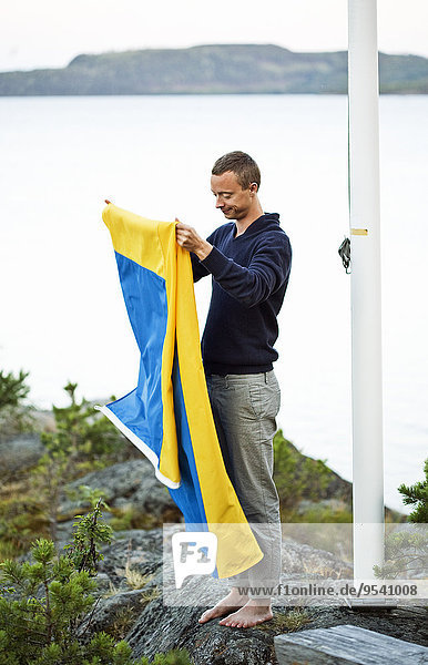 Mann halten Fahne schwedisch