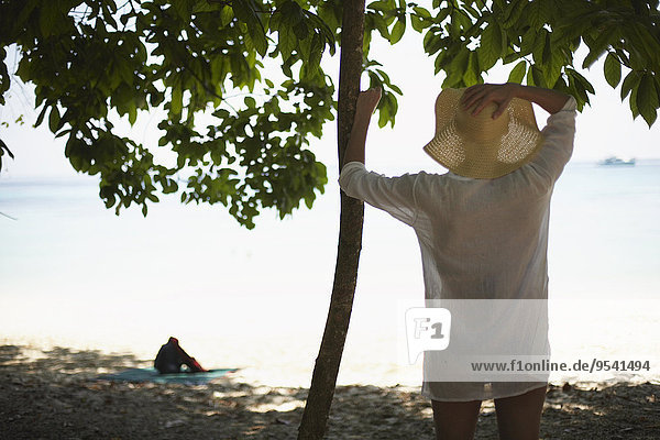 Frau sehen Strand Hut Sonne