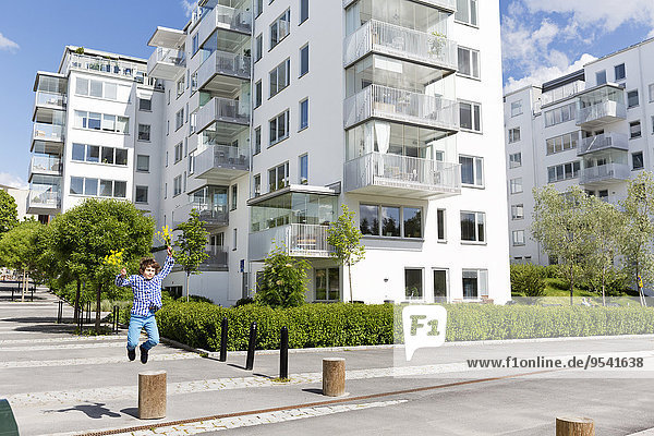 Junge - Person über Stange springen Beton