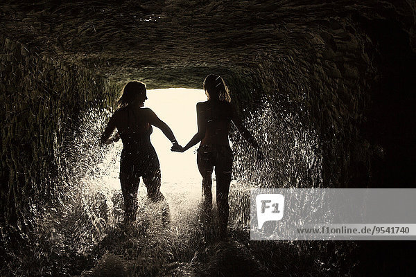 Wasser Tunnel Mädchen