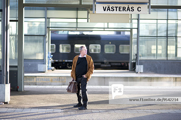 Senior Senioren Mann Haltestelle Haltepunkt Station Zug