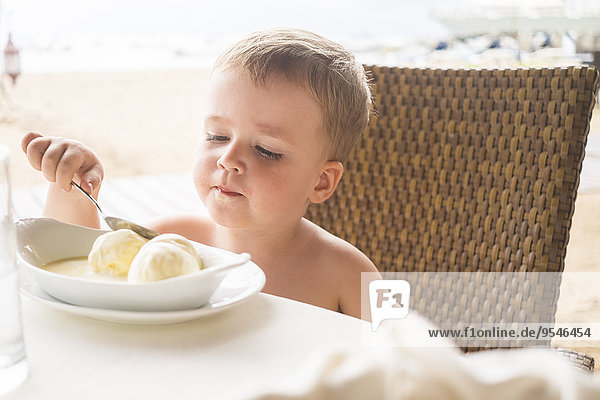 Mexiko  Porträt eines Kleinkindes am Tisch beim Eis essen