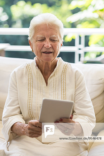 Porträt einer älteren Frau mit digitalem Tablett