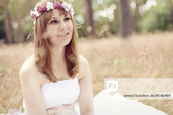 Portrait der Braut in weißem Brautkleid und Blumen