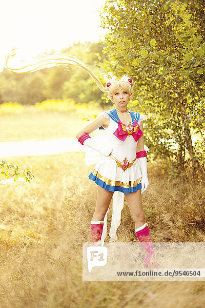 Frau im Kostüm von Pretty Guardian Sailor Moon