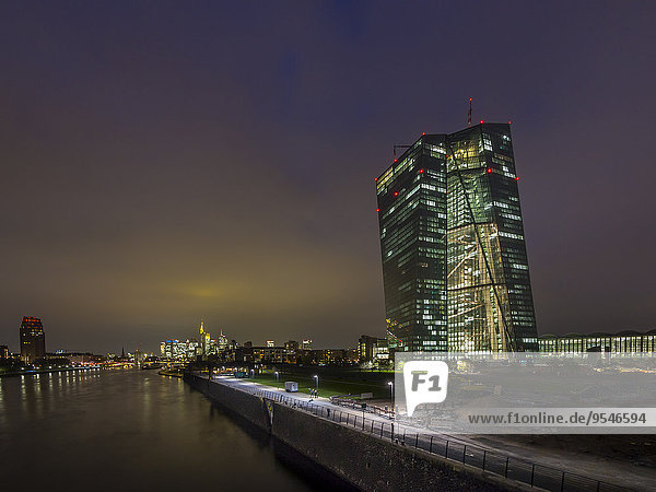 Deutschland  Hessen  Frankfurt  Blick auf die beleuchtete Europäische Zentralbank bei Sonnenuntergang