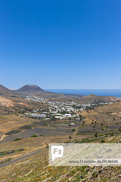 Spanien  Kanarische Inseln  Lanzarote  Maguez  Village Haria und Vulkan Monte Corona im Hintergrund