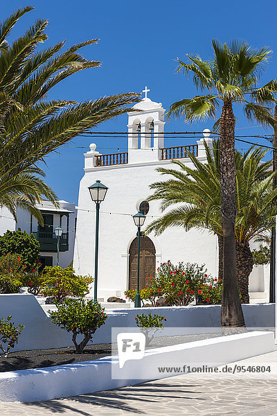 Spanien  Kanarische Inseln  Lanzarote  La Geria  Uga  Blick auf die Kirche San Isidro Labrador