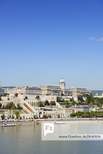 Ungarn  Budapest  Blick auf die Burg Buda  Donau