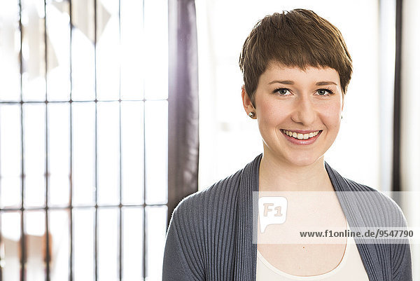 Porträt einer lächelnden jungen Frau