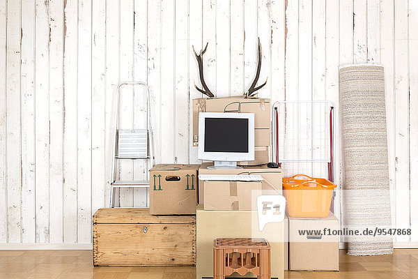 Behelfsmäßiges Home-Office mit PC auf Kartonagen