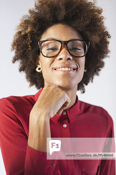 Porträt einer lächelnden jungen Architektin mit Brille im Büro