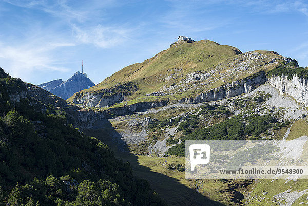 Schweiz  Kanton Appenzell Innerrhoden  Berg Schäfler mit Berggasthaus  Saentis links