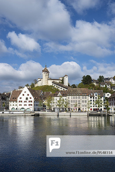 Schweiz  Kanton Schaffhausen  Blick auf die Altstadt mit Schloss Munot  Hochrhein