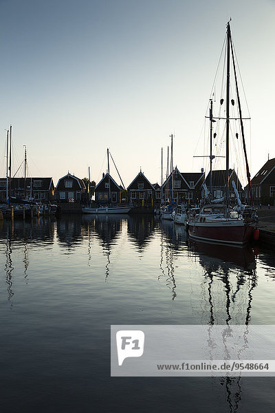 Niederlande  Durgerdam  IJsselmeer  Hafen im Morgengrauen
