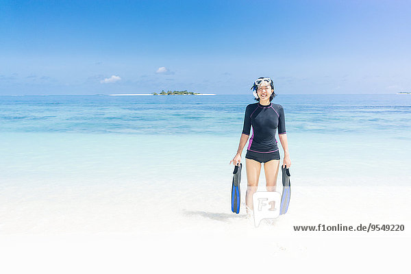 Malediven  Ari Atoll  junge Taucherin aus dem Wasser kommend