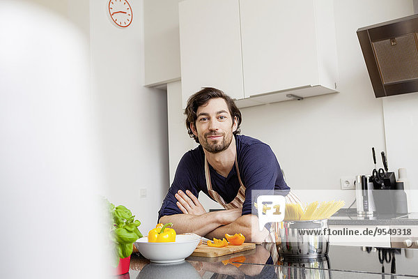 Porträt eines lächelnden Mannes in der Küche