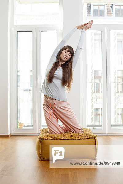 Frau beim Yoga zu Hause