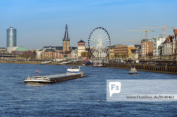Deutschland  Nordrhein-Westfalen  Düsseldorf  Blick auf die Altstadt mit dem Rhein im Vordergrund