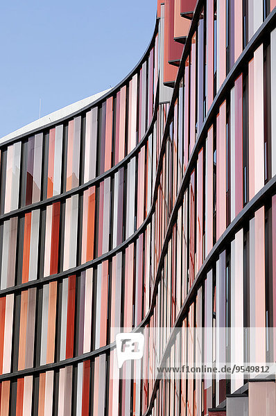 Deutschland  Nordrhein-Westfalen  Köln  Teil der Fassade eines modernen Bürogebäudes