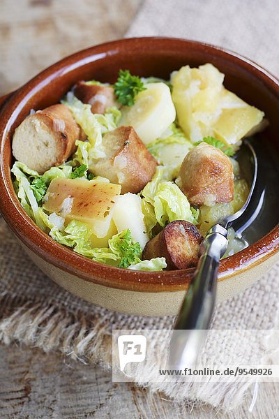 Vegetarischer Eintopf mit Wirsing  Pastinaken  Kartoffeln  Äpfeln und veganer Tofuwurst