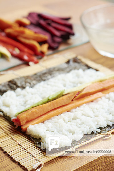 Nori-Blatt mit Sushi-Reis und Gemüse-Füllung