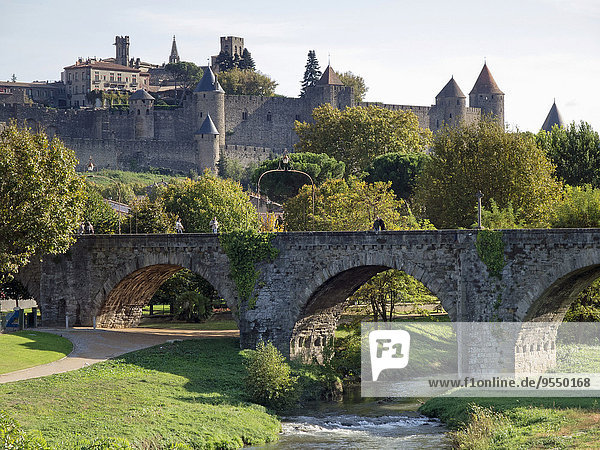 Frankreich  Aude  Carcassonne  Steinbrücke und Cite de Carcassonne