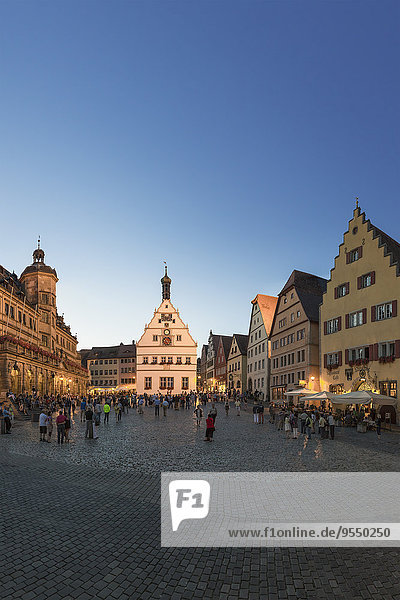 Deutschland  Franken  Rothenburg ob der Tauber  Altstadt  Marktplatz mit Rathaus und Ratstrinkstube am Abend