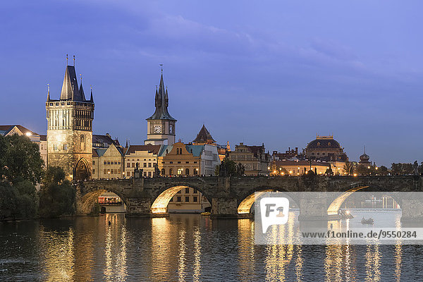 Tschechien  Prag  Blick über die Moldau zur Karlsbrücke am Abend