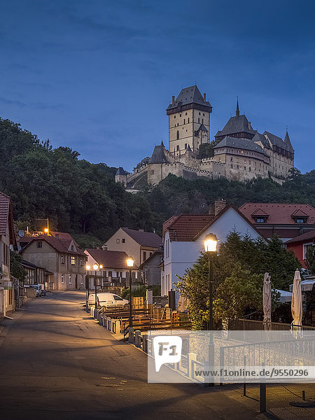 Tschechien  Burg Karlstejn am Abend