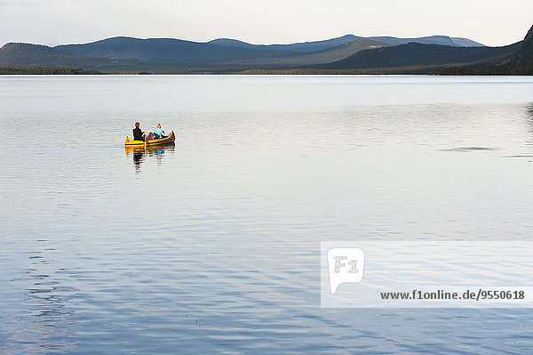 Schweden  Lappland  Norrbotten County  Kvikkjokk  Kanu-Vater  Tochter und Sohn auf dem Saggat-See