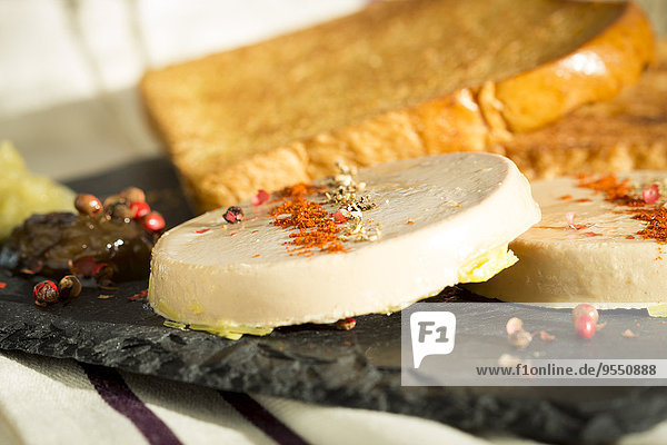 Foie gras  Kräuter und Toast auf Schiefer