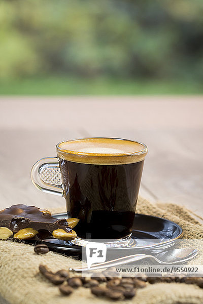 Hausgemachte dunkle Schokolade mit ganzen Nüssen  Kaffeebohnen und Espresso auf Jute