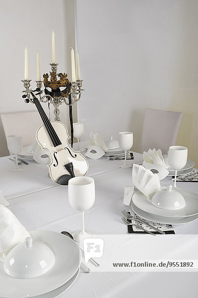 Gedeckter Tisch  weiße Geige und Tischdekorationen