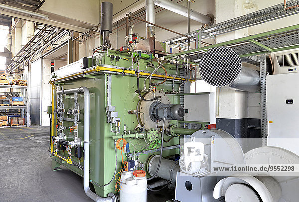 Verfahrenstechnische Maschine in einer Fabrikhalle