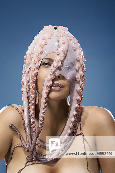 Porträt einer Frau mit Oktopuskopfbedeckung