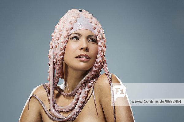 Porträt einer Frau mit Oktopuskopfbedeckung